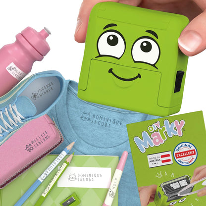 DIY MARKY - Timbro personalizzabile per bambini | Abbigliamento e oggetti per bambini | Inchiostro fino a 1000 impronte | Tutte le superfici | Kit completo con etichette e nastro termoadesivo